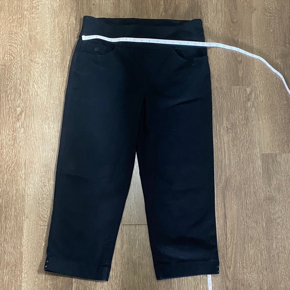 Women’s size 10 Gloria Vanderbilt all around slimming effect Black Capris